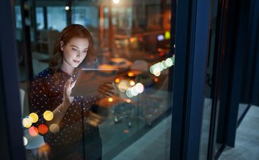 p0005776.m05432.istock_woman_working_on_ipad_370x229.jpg